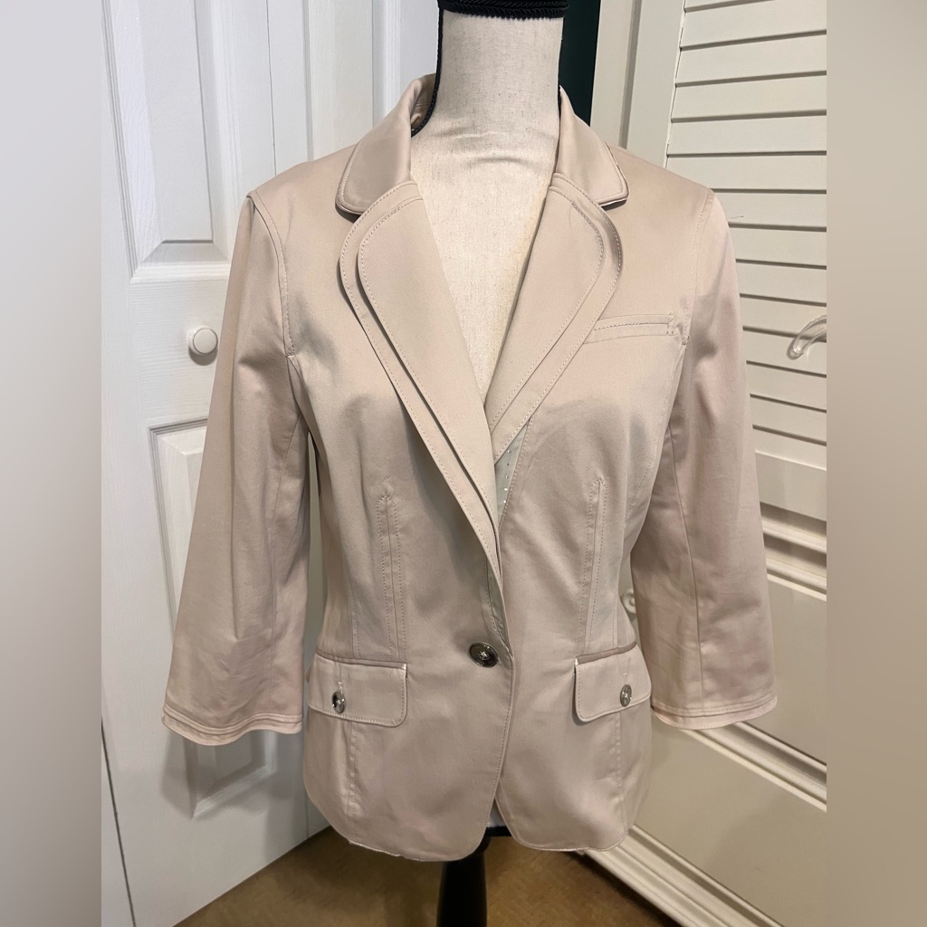 Ladies White House Black Market Tailored Beige Fully Lined Blazer